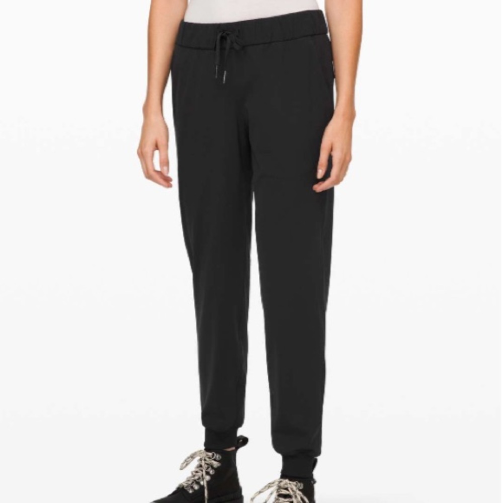 Lululemon Black On the Fly Jogger *Luxtreme Size 4, 28” Inseam